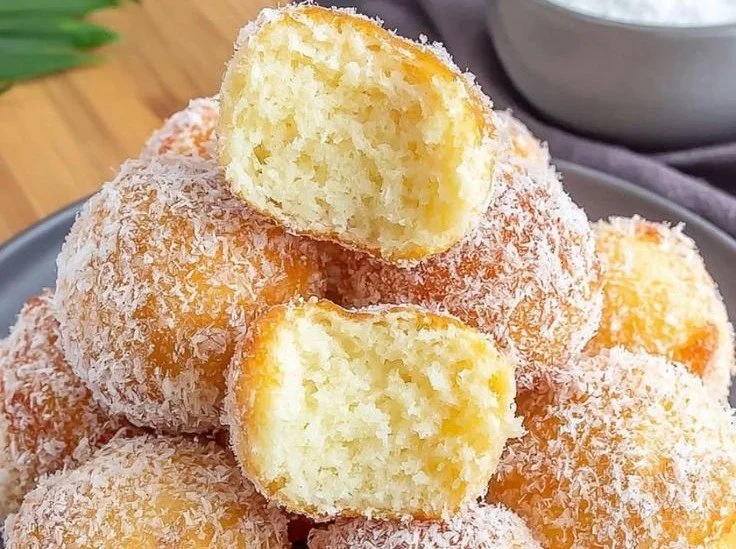 Leckere Quarkbällchen frisch gebacken auf einem Teller