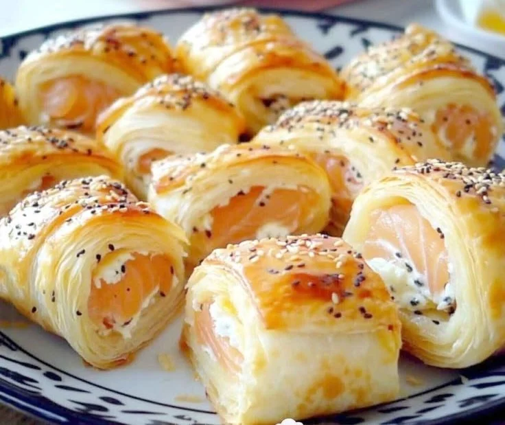 Blätterteig Räucherlachsröllchen